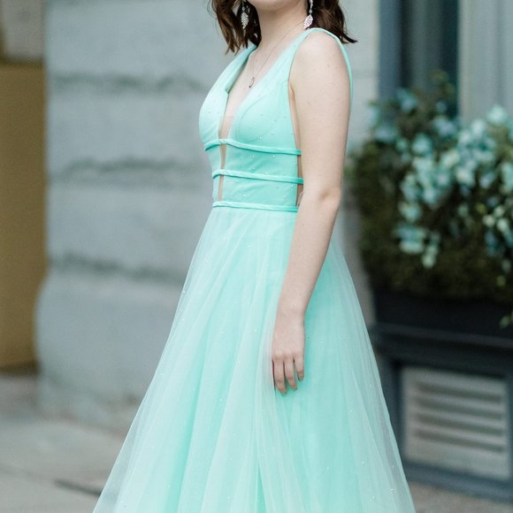 Prom/Grad Dress - Picture 2 of 3